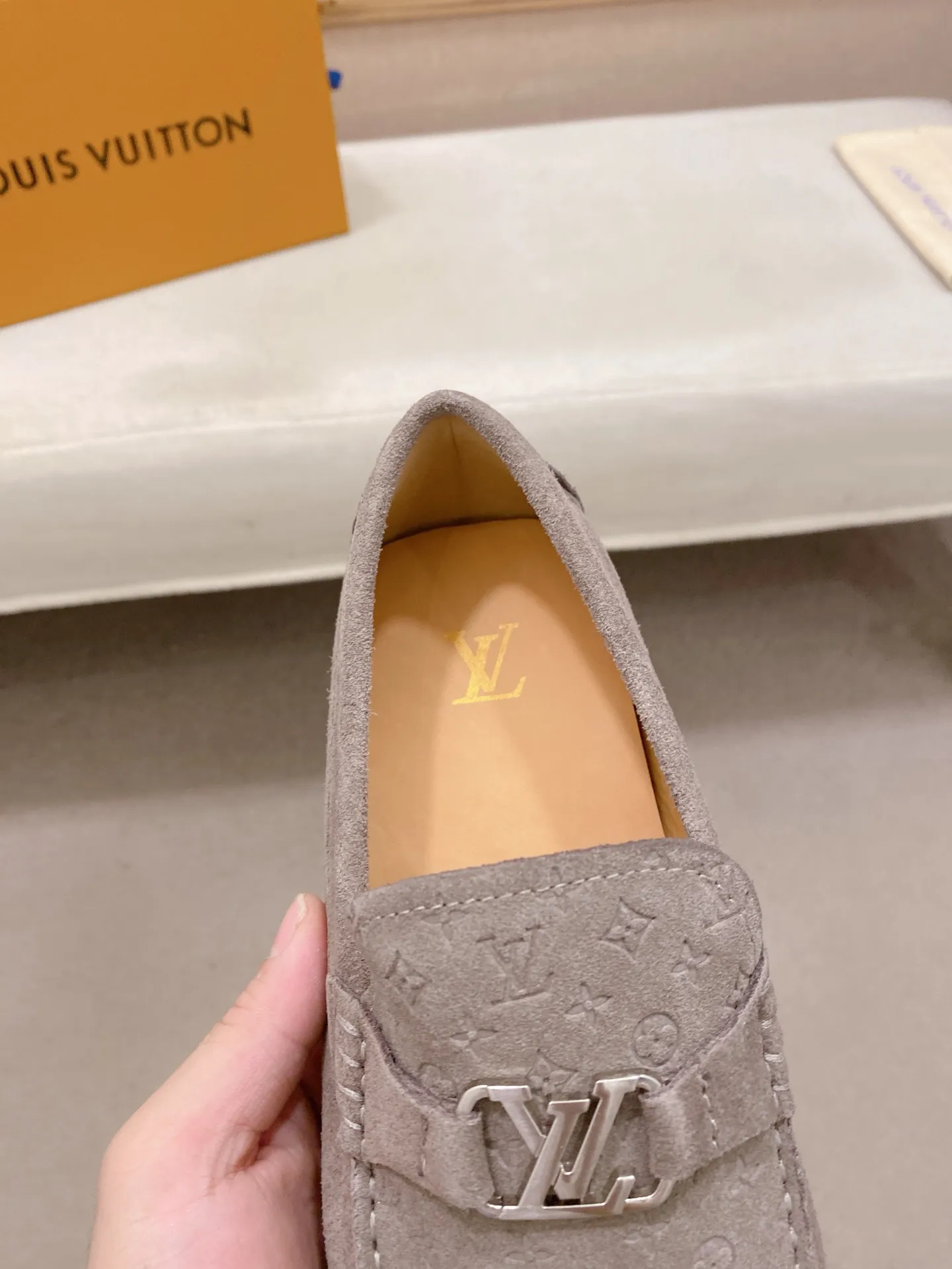 Factory price: 500💰High-end quality! LV 🆕🆕Exclusive hot-selling products in stock🔥🔥New products on the shelves, high-quality Ferragamo men's pea shoes, high-end casual driving shoes, with complete packaging! 💪 💪 Material: Imported suede cowhide 🐂 + Imported high-quality buffalo leather lining + wear-resistant outsole 👍🏻👍🏻 Features: High-end and comfortable, purely handmade 🚀 🚀 Create the perfect shoes that suit you best 🔥 🔥 Size: (38-44) 45 standard size can be customized!
